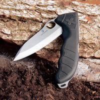 Victorinox Hunter Pro Metsästysveitsi - Musta Veitsi Vyöllä, asetettu puunrungolle, korostaa sen kestävyyttä ja ulkokäyttöä.