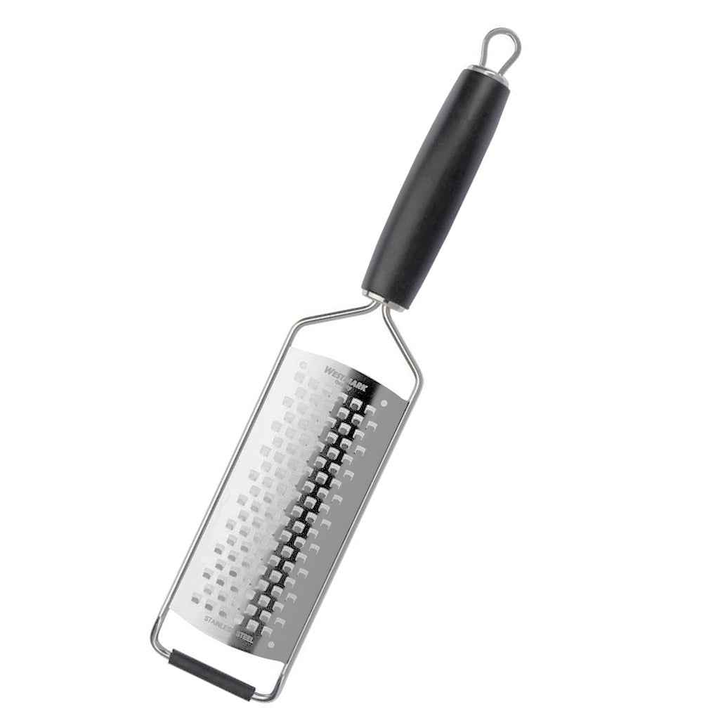 Westmark keskikarkea mikroteräraastin ergonomisella kumikahvalla. Terävä terä sopii juuston ja vihannesten raastamiseen keittiössä.