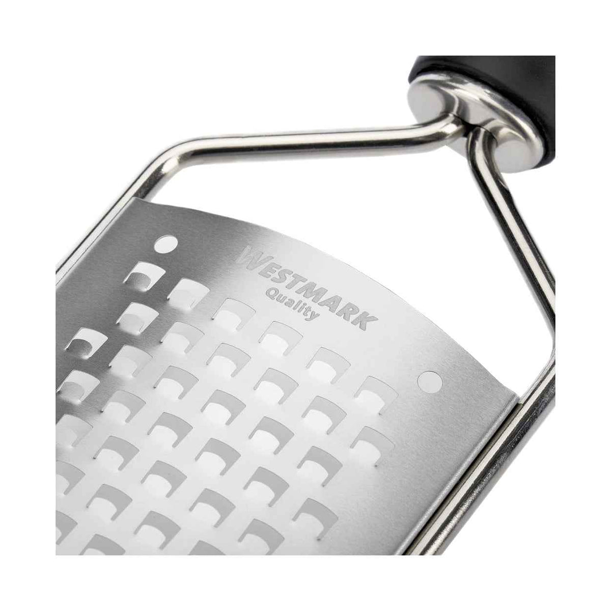 Lähikuva Westmark mikroteräraastimen terästä ja logosta. Laadukas keskikarkea raastin keittiötarvikkeisiin.