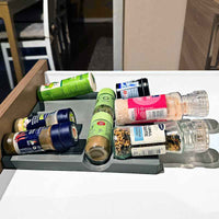 Maustepurkkiteline vetolaatikkoon – 12 paikkaa, tilaa säästävä ratkaisu keittiön mausteiden säilytykseen, harmaa 3D-tulostettu malli käytössä.