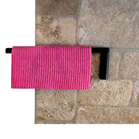 Teline tiskirätille - tiskirätin säilytysteline keittiöön, vaakasuora asennus, pinkki rätti telineessä kiviseinää vasten