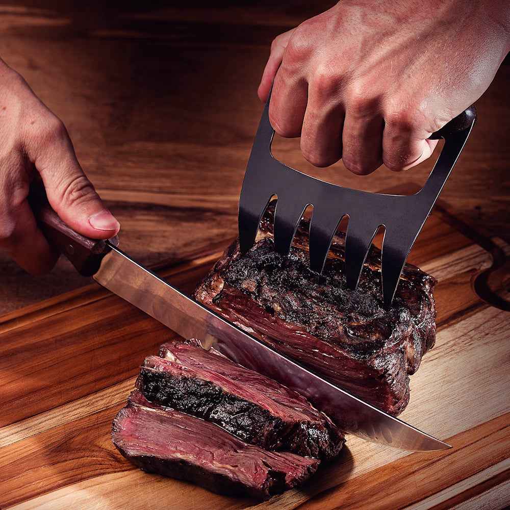 Tramontina Lihakynsi leikkaamassa lihaa