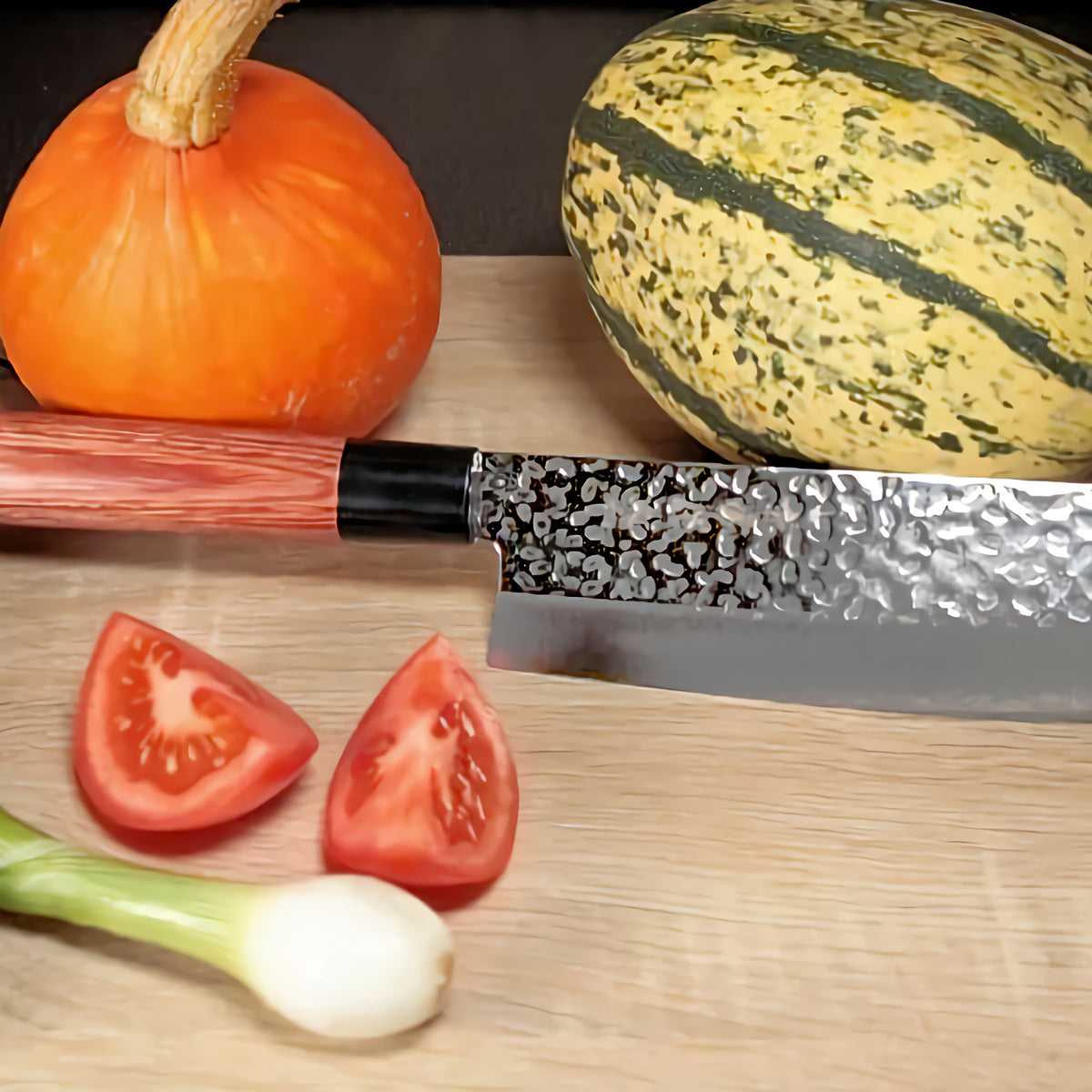 Kanetsune Seki KC-950 Nakiri - Paras vihannesveitsi käytössä, leikkaa tarkasti tomaatteja ja vihanneksia leikkuulaudalla.