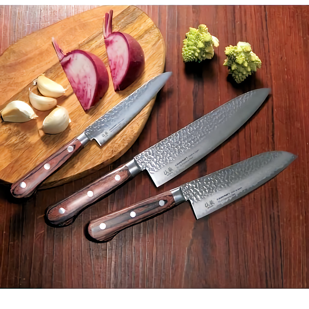 Suncraft Senzo Damascus kokkiveitsi 18 cm osana veitsisarjaa, täydellinen valinta tarkkaan ja tyylikkääseen ruoanlaittoon.