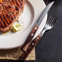 Tramontina pihviveitsi ja haarukka pihvilautasella