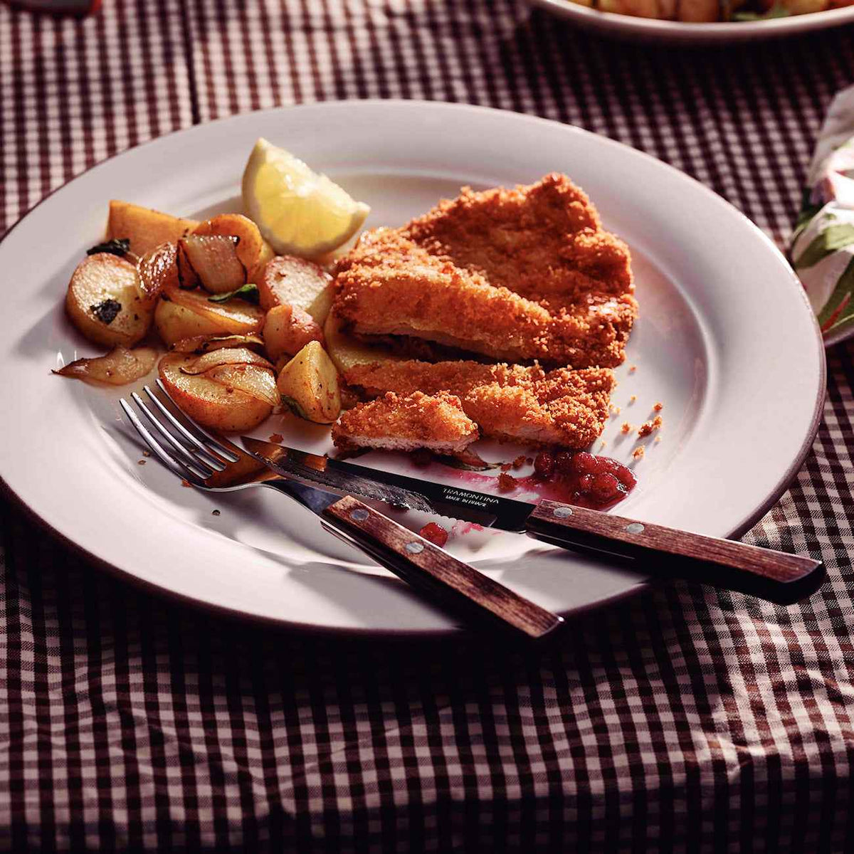 Pihviaterimet käytössä leivitetyn pihvin kanssa