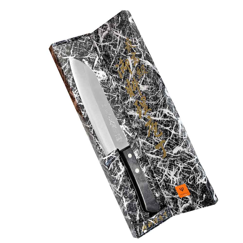 Kaneyoshi santokuveitsi 16,5 cm ruskeassa ja mustavalkoisessa pakkauksessa, japanilaiset merkit ja santoku-veitsi aseteltuna