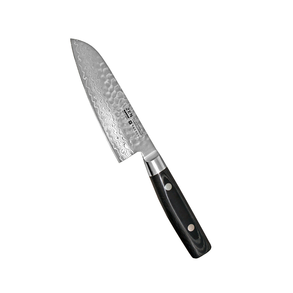 pieni santoku veitsi kasvisten paloitteluun. Taontajäljet antavat ykslöllisen ulkonäön jota damaskus kerrosten rajat korostavat