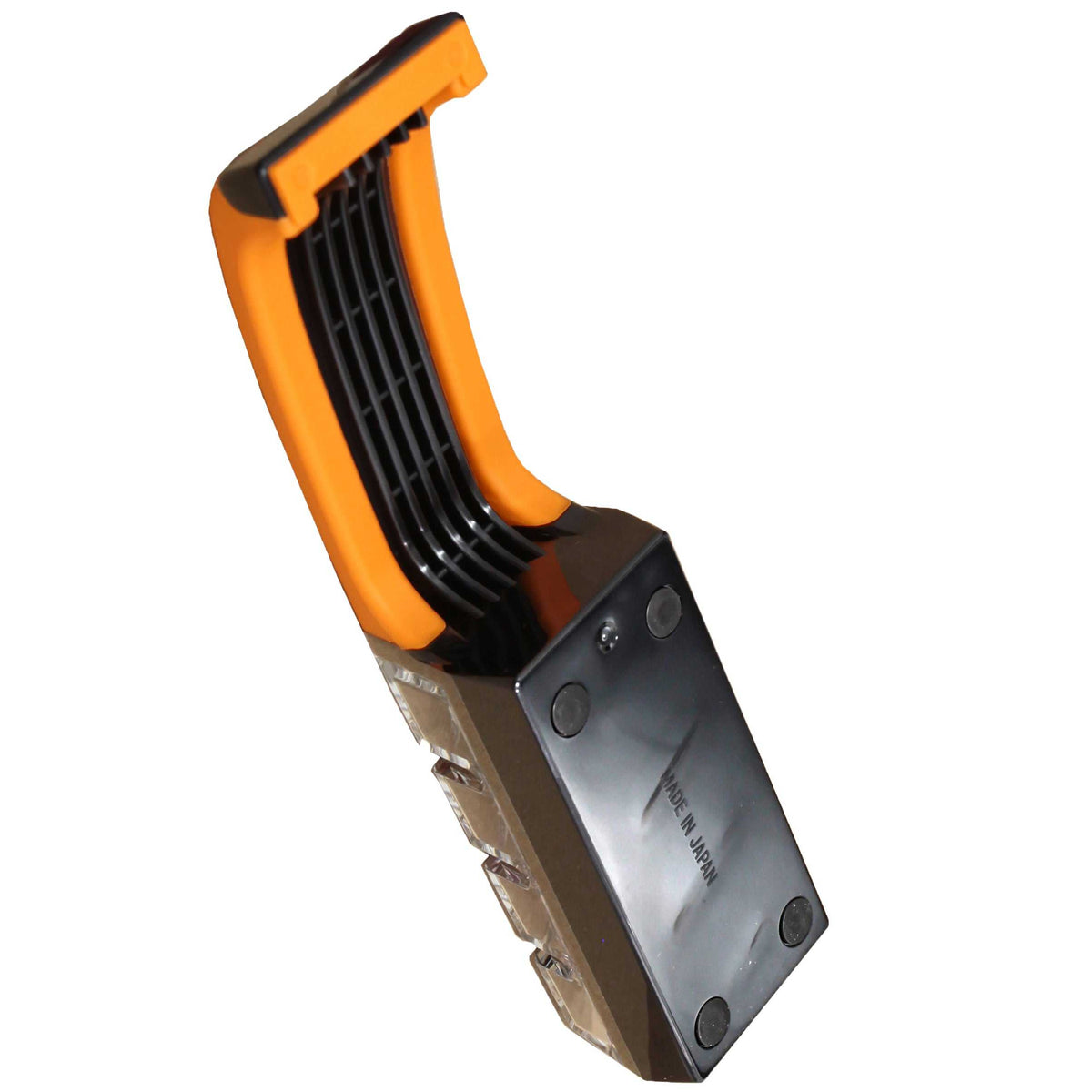 Yaxell Hahloterotin vesihiomakiviteroitin, laitteen pohja ja oranssi kahva