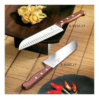 Victorinox Santoku ovaalihiottu veitsi 17 cm ja toinen keittiöveitsi bambualustalla, laadukkaat kokkiveitset ruoanlaittoon.