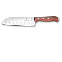 Victorinox Santoku ovaalihiottu kokkiveitsi 17 cm, sveitsiläinen laatuterä ja ergonominen puinen kahva keittiökäyttöön.