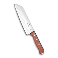Victorinox Santoku kokkiveitsi ovaalihiottu puukahvalla 17 cm, terävä terä ja klassinen kolmella niitillä kiinnitetty kahva.