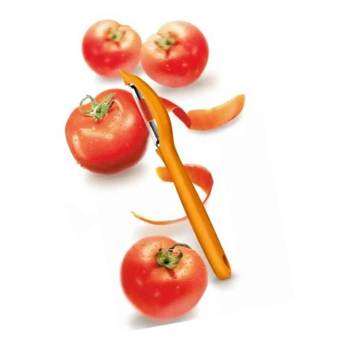 Victorinox yleiskuorija oranssilla ergonomisella kahvalla kuorimassa tomaatteja. Terävä kuorija sopii pehmeille ja koville vihanneksille.