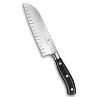 Victorinox Grand Maître Santoku ovaalihiottu kokkiveitsi, 17 cm terä, ergonominen kahva ja taottu rakenne.