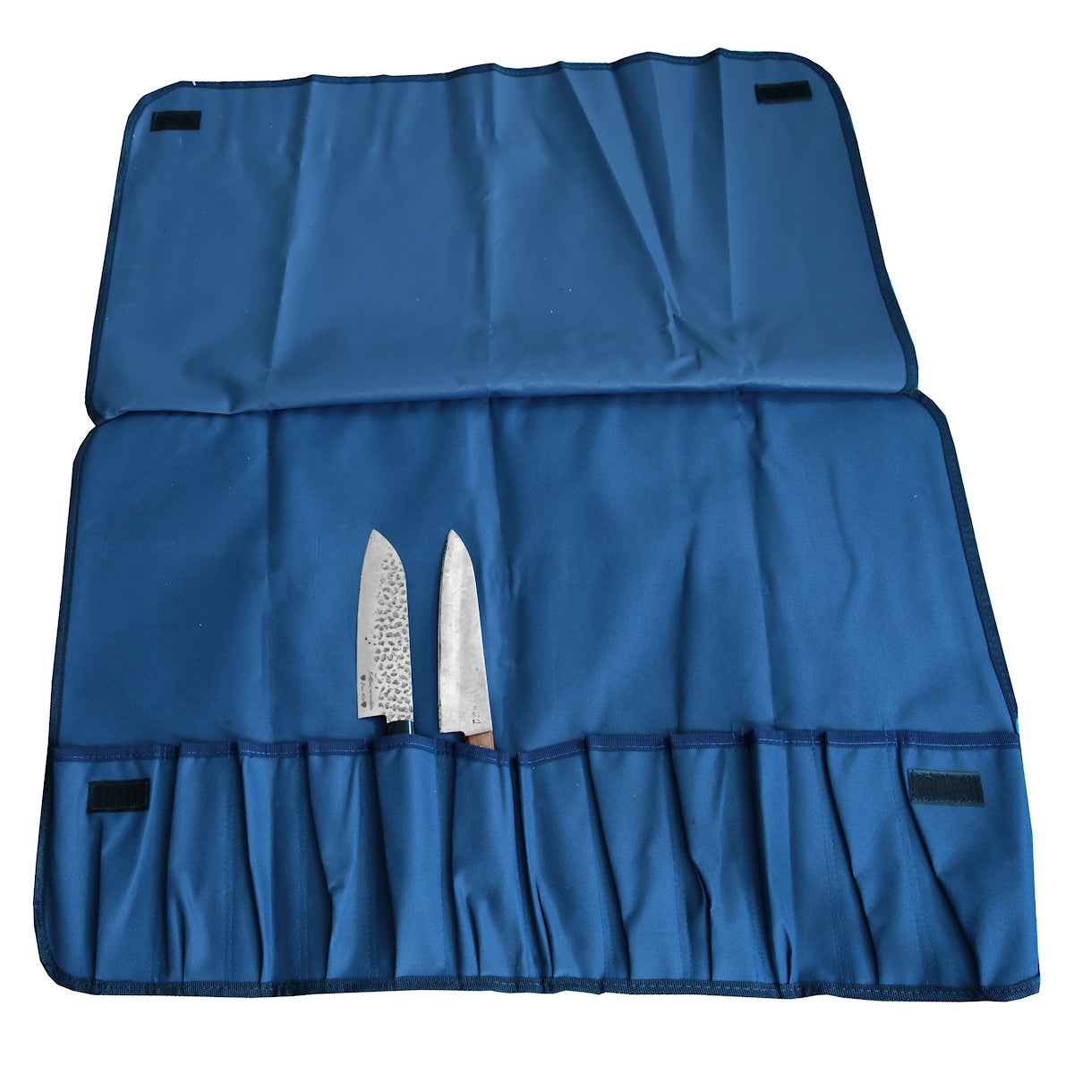 Giesser 8294 veitsilaukku avattuna, tilaa 12 veitselle, teroituspuikolle ja saksille, sininen nailonkangas keittiövälineiden säilytykseen