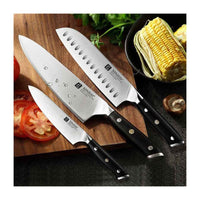 Xinzuo Yu veitsisetti – kolmen keittiöveitsen setti sisältää kokkiveitsen, santokuveitsen ja vihannesveitsen eebenpuukahvalla. Saksalainen teräs takaa terävyyden ja kestävyyden ruoanlaitossa.