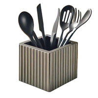 Säilytysteline Työvälineille - Keittiövälineteline, tilava ja tukeva säilytysratkaisu mustille keittiövälineille, moderni uritettu design.