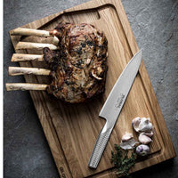 Global Classic G-2 kokkiveitsi 20 cm leikkuulaudalla paahtopaistin ja valkosipulinkynsien kanssa – 20 cm CROMOVA18-teräsveitsi