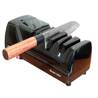 Chef's Choice Trizor 15XV veitsenteroitin musta malli teroittamassa veistä, tarkka ja tehokas sähkökäyttöinen keittiölaite.