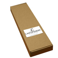 Laatupuukko yleisveitsi toimitetaan tyylikkäässä ruskeassa pahvipakkauksessa, jossa Laatupuukko Finland -logo. Täydellinen lahjapakkaus.