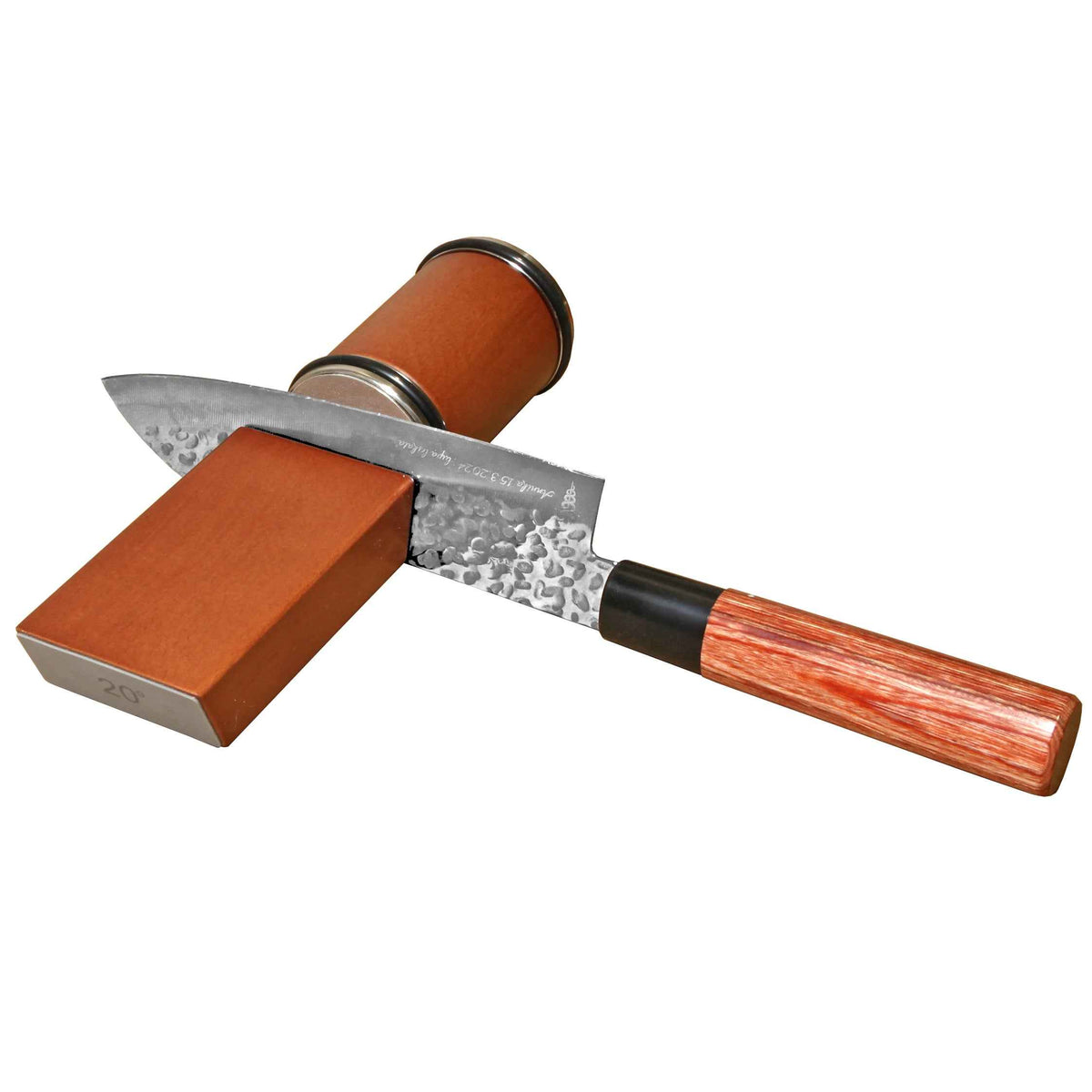 Veitsi teroitettavana 20° kulmaohjaimella ja rullateroittimella. Osa Veitsenteroitin Setti - Karkea ja Viimeistely Grit | Kaikki Yhdessä -kokonaisuutta.