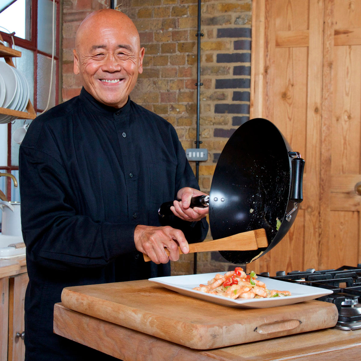 Ken Hom Non-stick Wok 31 cm - Kokki tarjoilee ruokaa suoraan wokista. Tarttumaton pinnoite helpottaa ruoanlaittoa ja puhdistusta.