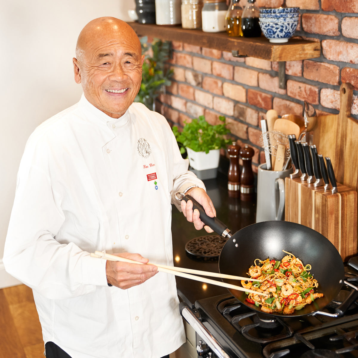 Ken Hom Non-stick Wok 31 cm - Tunnettu kokki valmistaa ruokaa hiiliteräswokilla. Erinomainen valinta aasialaiseen ruoanlaittoon.