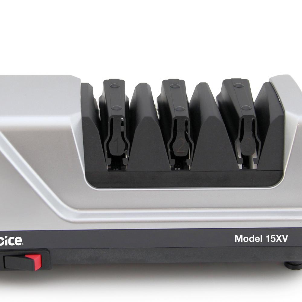 Lähikuva Chef's Choice Trizor XV - Huipputehokas sähköinen teroituskoneen teroitusurista, jotka mahdollistavat tarkan 15 asteen kulman.