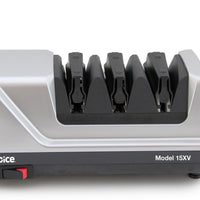 Lähikuva Chef's Choice Trizor XV - Huipputehokas sähköinen teroituskoneen teroitusurista, jotka mahdollistavat tarkan 15 asteen kulman.