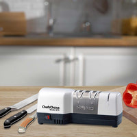 Chef's Choice Hybriditeroitin CrissCross Pro M270 - Tehokas keittiöväline kotikäyttöön, sijoitettuna keittiötasolle veitsien ja vihannesten kanssa.