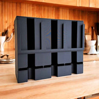 Teepussiannostelija, 3 lokeroa, sijoitettuna keittiön työtasolle. Käytännöllinen ja tyylikäs säilytysratkaisu teepusseille.