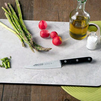 Arcos Vihannesveitsi 12 cm leikkuulaudalla vihannesten kanssa, täydellinen kasvisveitsi ruoanlaittoon ja kuorimiseen keittiössä.