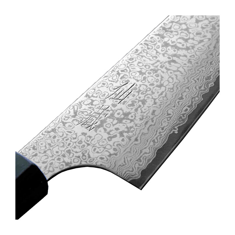 Lähikuva Suncraft Senzo Mini Santoku -veitsen Damascus-terästä, 33 kerrosta, VG10-teräs, japanilainen kaiverrus.