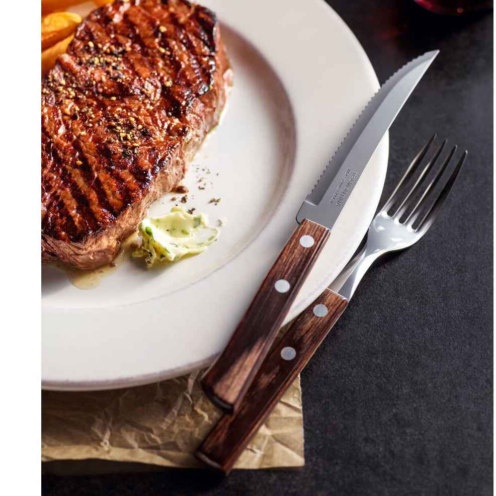 Tramontina Churrasco aterimet ja grillattu pihvi lautasella