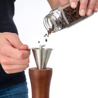 Cole & Mason Pippurimylly 31 cm - Tehokas maustamisväline, täyttö mustapippurilla suppilon avulla, helppo käyttö.