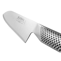 Lähikuva Global G-46 santokuveitsen terästä ja saumattomasta liitoksesta. Japanilainen veitsi CROMOVA18-teräksestä keittiövarusteisiin.