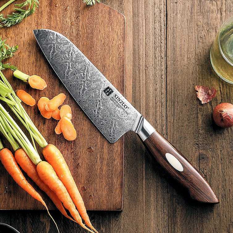 XINZUO Jiang Damaskus Santokuveitsi, 18 cm, aseteltuna leikkuulaudalle porkkanoiden kanssa, täydellinen kokkiveitsi keittiöön.