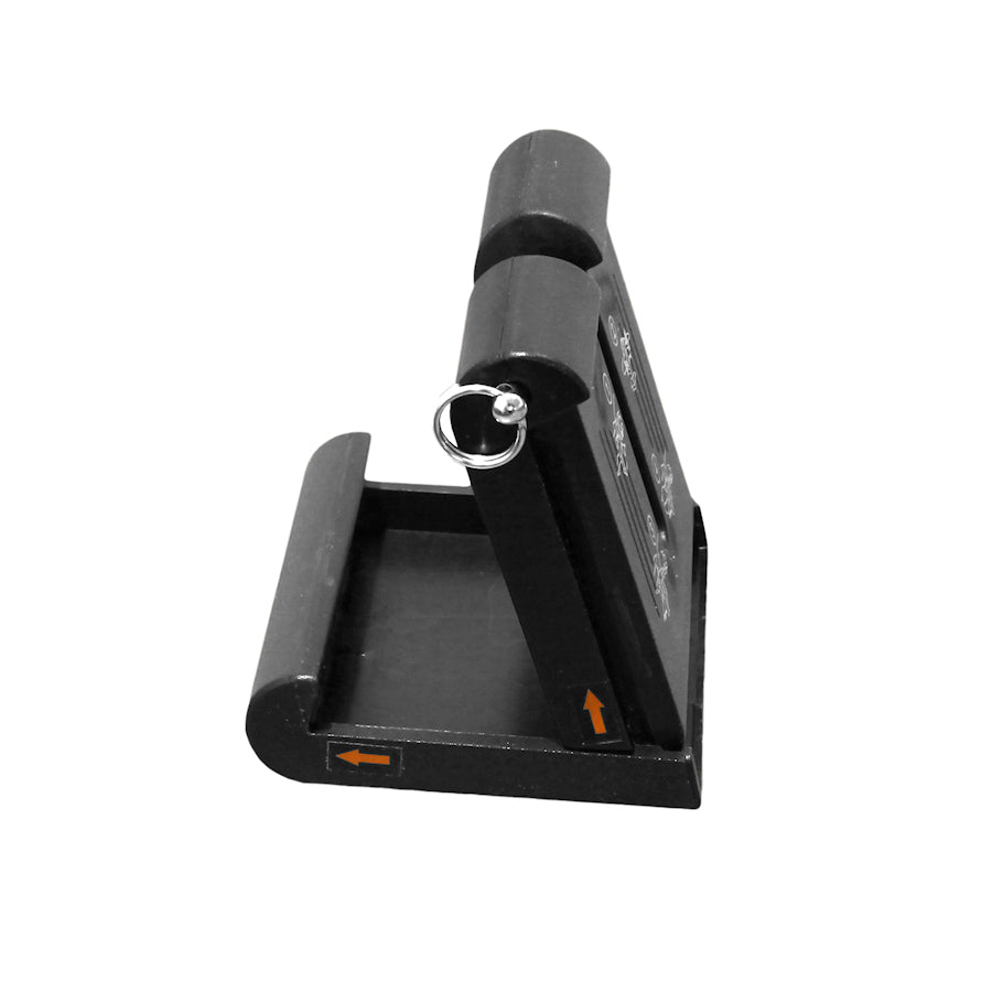 VulkanUS Basic Musta veitsenteroitin käsikäyttöön, kompakti koko ja kestävä rakenne retkikäyttöön tai keittiöön. Nuolimerkinnät ohjaavat käyttöä.