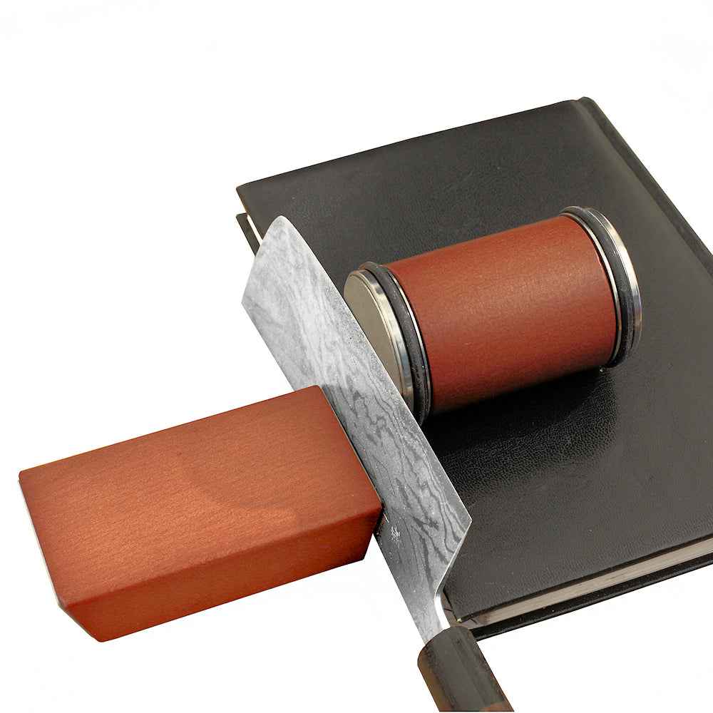 Rolling Sharpener -veitsenteroitin käytössä 15 asteen kulmassa. Soveltuu erinomaisesti tarkkaan ja hallittuun veitsien hiontaan.