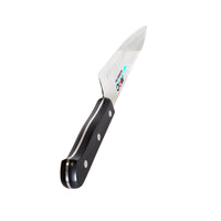 MAC Chef Vihannesveitsi 13 cm ovaalihiottu, viistosti kuvattuna korostaen terän muotoilua ja kevyttä rakennetta. Japanilainen keittiöveitsi.