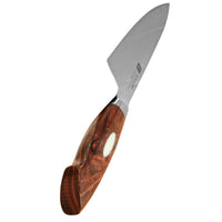 XINZUO Jiang Damaskus Santokuveitsi, 18 cm, kuvattuna kahvasta käsin, korostaa ergonomista puukahvaa ja tasapainoa.