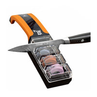 Yaxell Hahloterotin vesihiomakiviteroitin, veitsi teroitusasemassa ja oranssi kahva