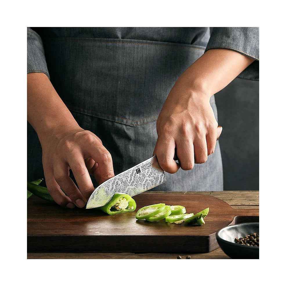 Xinzuo Jiang Minisantokuveitsi käytössä vihannesten leikkaamiseen, Damaskus-terä takaa tarkan leikkuujäljen