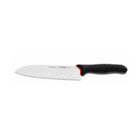 Giesser PrimeLine Santoku veitsi 19 cm, Rockwell C57 kovuus, suunniteltu tarkkaan ja tehokkaaseen ruoanvalmistukseen keittiössä.