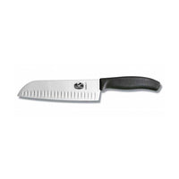 Victorinox Swiss Classic Santoku ovaalihiottu 17 cm kokkiveitsi, jossa on musta liukumaton kahva ja ovaalihionta vihannesten ja lihan leikkaamiseen.