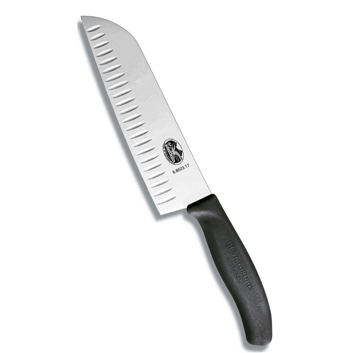 Victorinox Santoku kokkiveitsi - Ovaalihiottu, 17 cm ruostumattomalla terällä ja ergonomisella Fibrox-kahvalla. Soveltuu tarkkaan ja tarttumattomaan leikkuuseen.