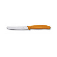 Victorinox tomaattiveitsi - Swiss Classic | 11 cm terä, oranssi kahva ja sahalaitainen terä sopivat täydellisesti tomaattien leikkaamiseen.