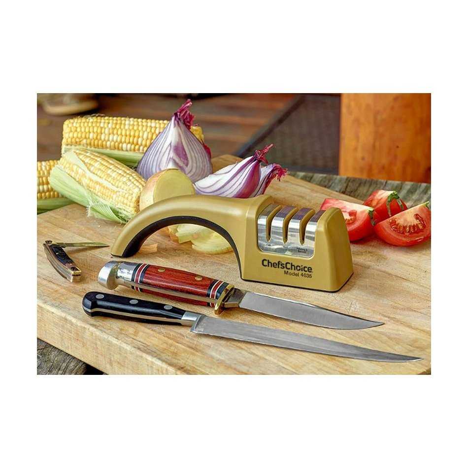 Chef's Choice M4635 Sportsman hahloteroitin leikkuulaudalla vihannesten ja veitsien kanssa, sopii sahalaitaisille ja sileille terille.