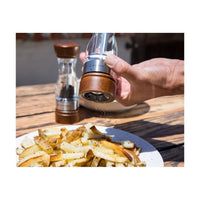 Cole & Mason Keswick suolamylly käytössä ranskanperunoiden maustamiseen. Säädettävä karkeus tuo gourmet-tason tarkkuutta ruoanlaittoon.