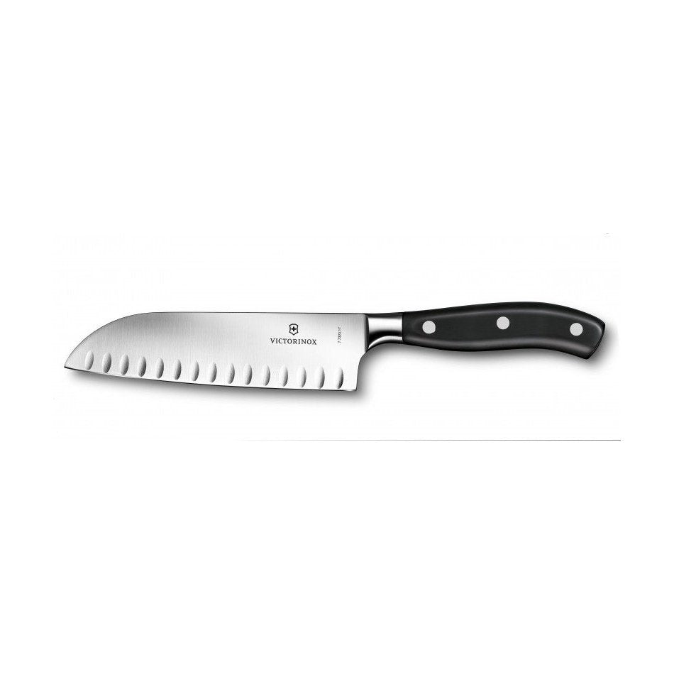 Victorinox Grand Maître Santoku veitsi, taottu rakenne ja ovaalihionta, 17 cm terä keittiön monikäyttöön.